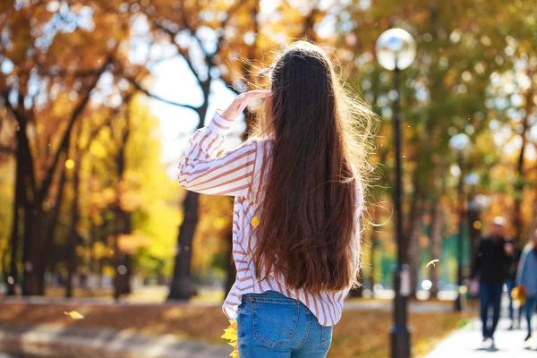 Вид сзади брюнетка девушка позирует в осеннем парке — стоковое фото