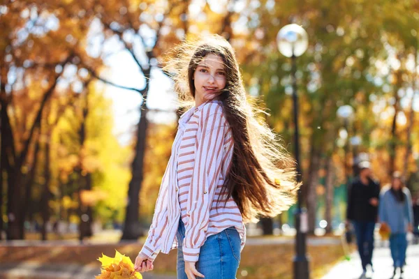 Hezká brunetka, která pózala v pozadí podzimní rezervace — Stock fotografie
