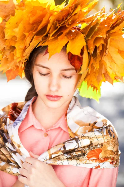 幸せな若いです美しいです女の子とともにカエデの葉の花輪で秋 — ストック写真