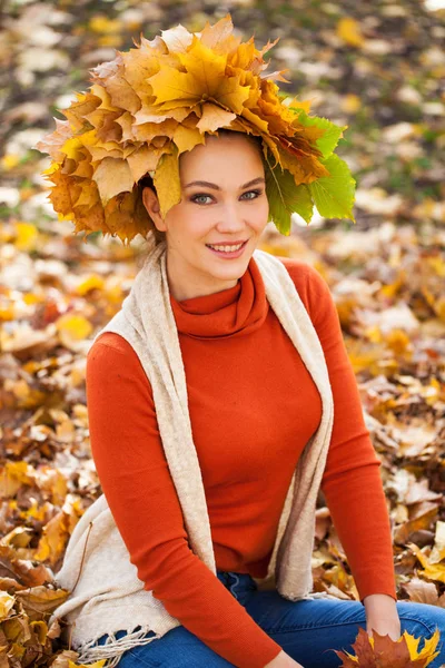Νεαρή όμορφη γυναίκα με στεφάνι από φύλλα σφενδάμου που ποζάρει στο au — Φωτογραφία Αρχείου