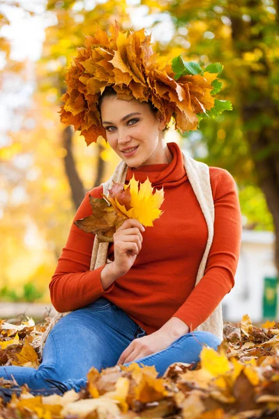 Young beautiful woman with a wreath of maple leaves posing in au — Stock Photo, Image