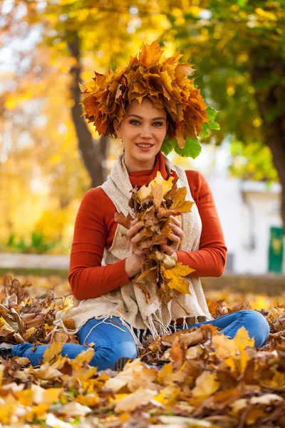 Young beautiful woman with a wreath of maple leaves posing in au — Stock Photo, Image