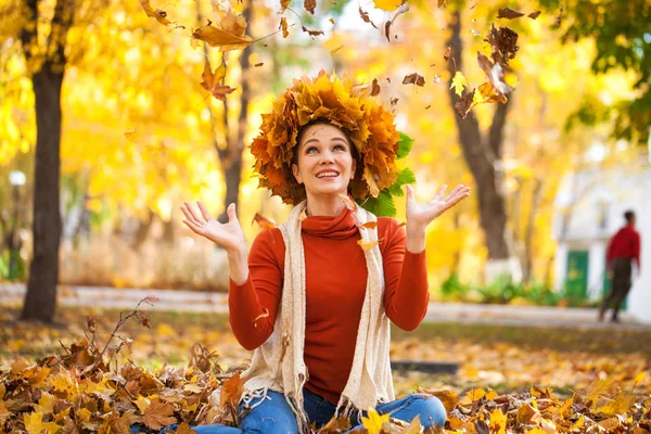 Young beautiful woman in blue jeans posing in autumn park — 图库照片