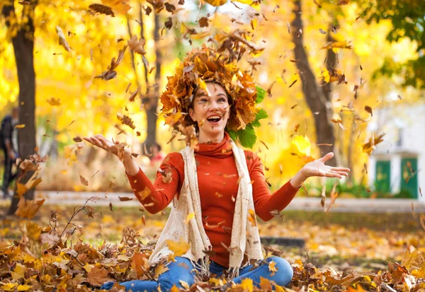 Fiatal gyönyörű nő kék farmerban pózol az őszi parkban — Stock Fotó