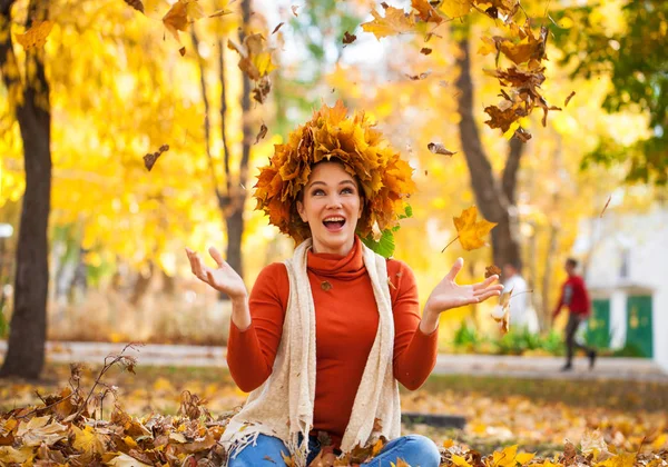 Akçaağaç yapraklarından çelengi olan genç ve güzel bir kadın au pozu veriyor. — Stok fotoğraf