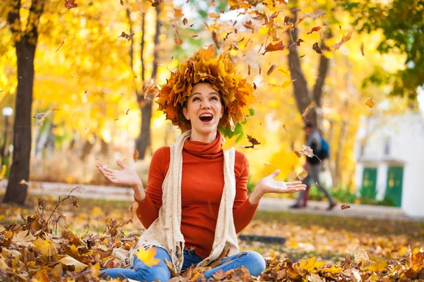 Jeune belle femme avec une couronne de feuilles d'érable posant au — Photo