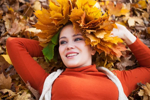 Young beautiful woman with a wreath of maple leaves posing in au — Stock Photo, Image