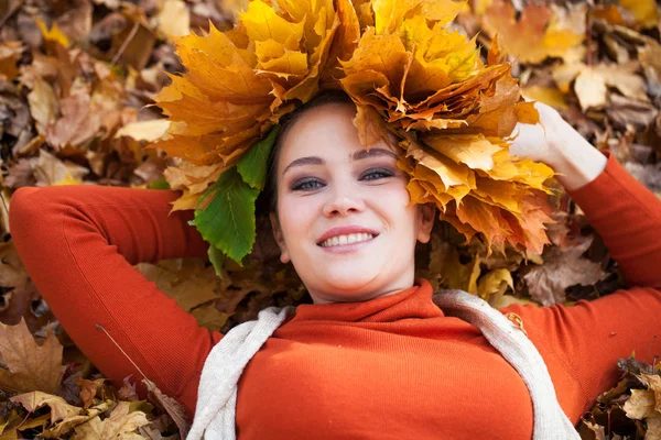 Jeune belle femme avec une couronne de feuilles d'érable posant au — Photo