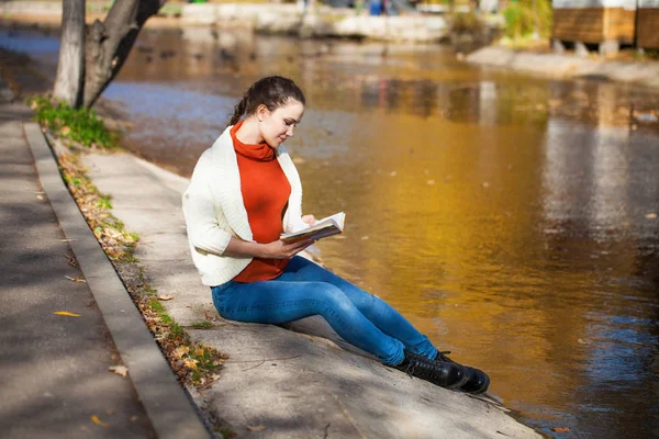 Młoda kobieta piękne czytanie książki w parku jesień — Zdjęcie stockowe