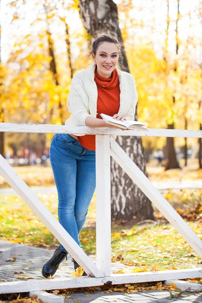 秋の公園で本を読んで若い美しい女性 — ストック写真