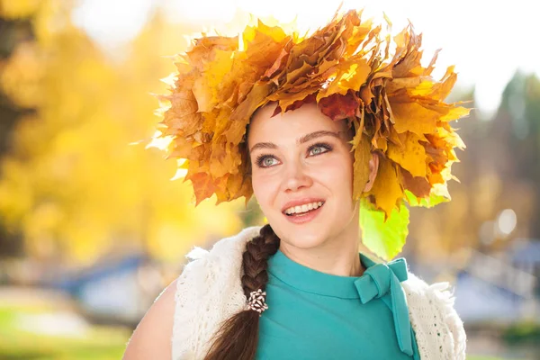 Jeune belle femme avec une couronne de feuilles d'érable posant au — Photo