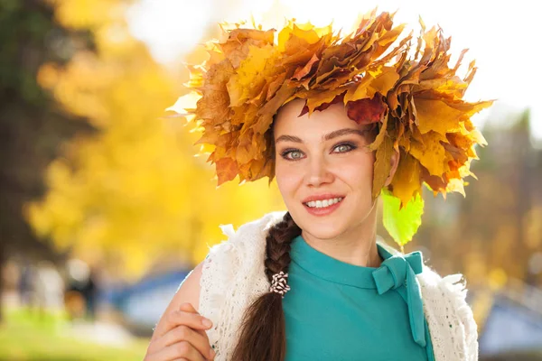 단풍나무 잎으로 화환을 두른 젊고 아름다운 여자 — 스톡 사진