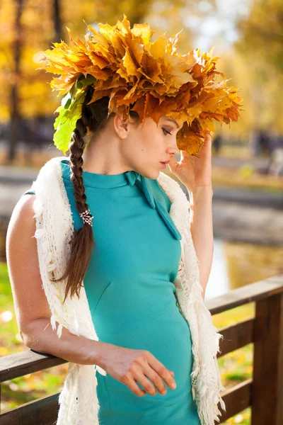 Młoda piękna kobieta z wieńcem z liści klonu pozowanie w au — Zdjęcie stockowe