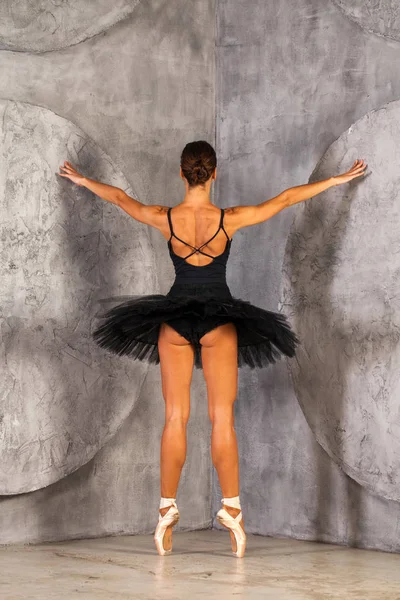 Full body portrait. Russian ballerina in a black dancing suit is — Stock Photo, Image