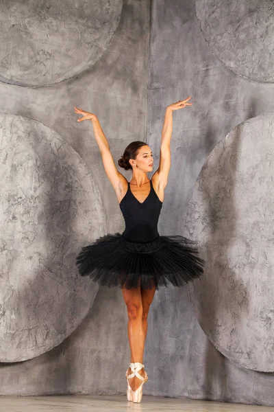 Retrato de cuerpo entero. Bailarina rusa en un traje de baile negro es —  Fotos de Stock