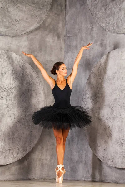 Celotělový portrét. Ruská baletka v černém taneční oblek je — Stock fotografie