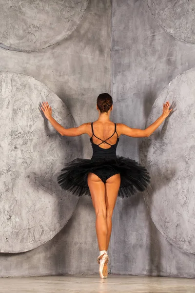 Retrato de cuerpo entero. Bailarina rusa en un traje de baile negro es —  Fotos de Stock