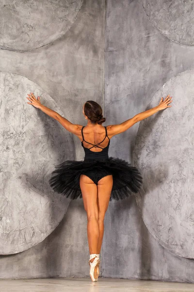 Retrato de corpo inteiro. bailarina russa em um terno de dança preta é — Fotografia de Stock