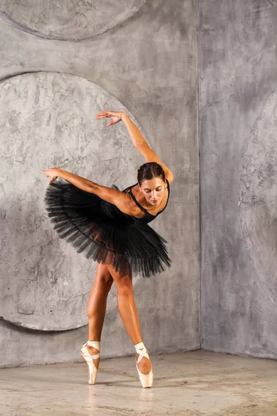 Lichaamsportret. Russische ballerina in een zwart danspak is — Stockfoto