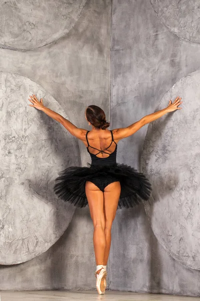 Retrato de cuerpo entero. Bailarina rusa en un traje de baile negro es —  Fotos de Stock