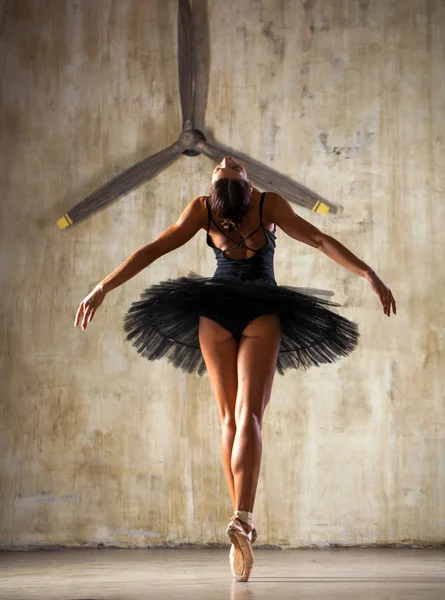 Lichaamsportret. Russische ballerina in een zwart danspak is — Stockfoto