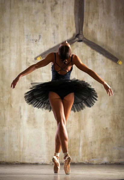 Teljes test portré. Orosz balerina fekete táncos öltönyben — Stock Fotó