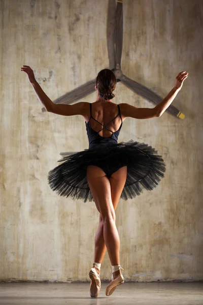 Lichaamsportret. Russische ballerina in een zwart danspak is — Stockfoto
