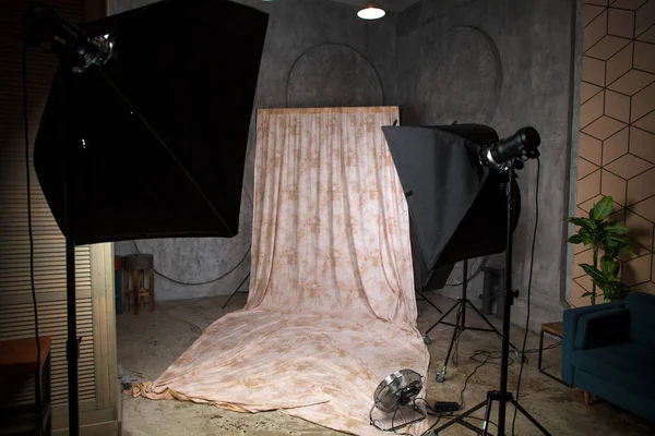 Ciemne studio. Wnętrze studio fotograficzne z tłem tkaniny — Zdjęcie stockowe