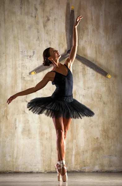 Полный портрет тела. Русская балерина в черном танцевальном костюме — стоковое фото
