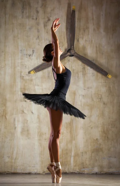 Full body portrait. Russian ballerina in a black dancing suit is — Stock Photo, Image