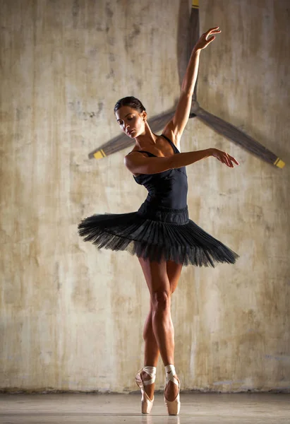 Teljes test portré. Orosz balerina fekete táncos öltönyben — Stock Fotó