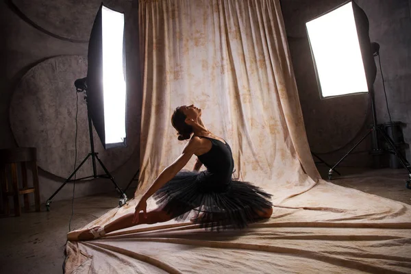 Retrato de cuerpo entero. Bailarina rusa en un traje de baile negro es —  Fotos de Stock