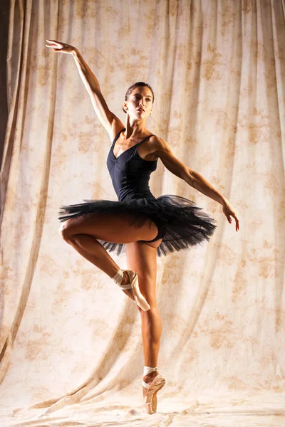 Retrato de cuerpo entero. Bailarina rusa en un traje de baile negro es —  Fotos de Stock