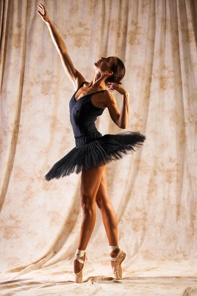 Retrato de corpo inteiro. bailarina russa em um terno de dança preta é — Fotografia de Stock