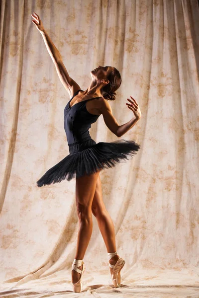 Ritratto a corpo intero. ballerina russa in un abito da ballo nero è — Foto Stock