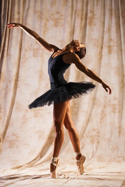 Retrato de cuerpo entero. Bailarina rusa en un traje de baile negro es — Foto de Stock