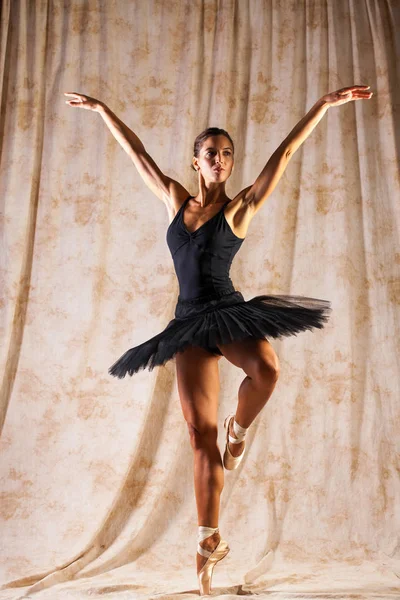 Retrato de cuerpo entero. Bailarina rusa en traje de baile negro — Foto de Stock