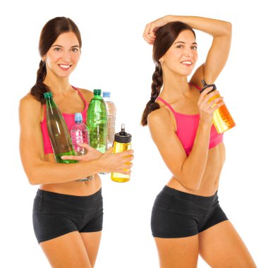 Genç atletik kız bir şişeden su içiyor.