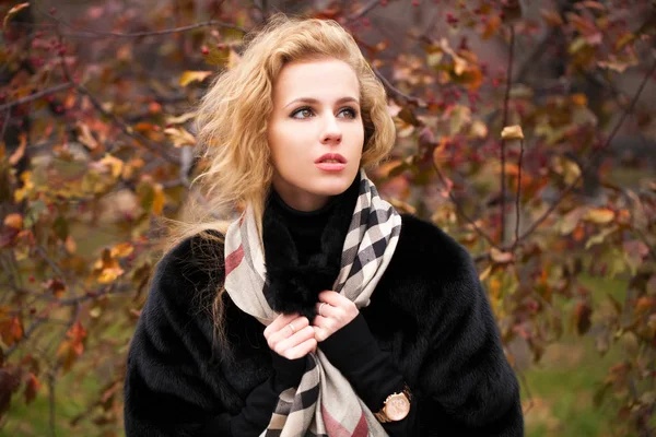 Портрет красивої молодої блондинки в хустці — стокове фото