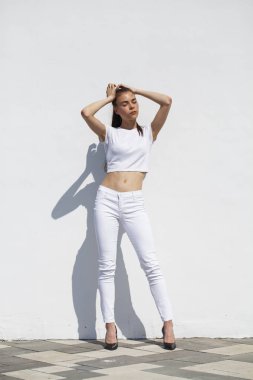 Model testleri. Genç güzel esmer model bir whi karşı poz