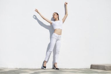 Model testleri. Genç güzel esmer model bir whi karşı poz