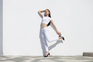 Model testleri. Genç güzel esmer model bir whi karşı poz