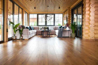 Özel evdeki bir oturma odasında.