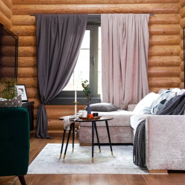 Özel evdeki bir oturma odasında.