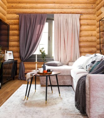 Özel evdeki bir oturma odasında.