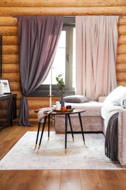 Özel evdeki bir oturma odasında.