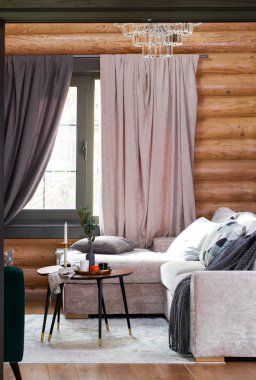 Özel evdeki bir oturma odasında.