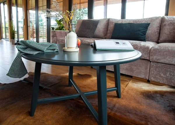 Mesa de café interior na sala de estar — Fotografia de Stock