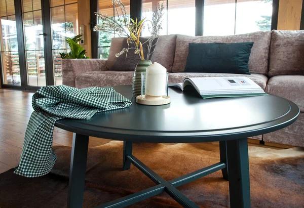 거실에 있는 실내 커피 테이블 — 스톡 사진