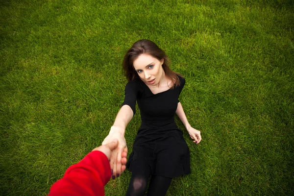 Retrato de vista superior de una joven hermosa mujer en vestido negro se encuentra — Foto de Stock